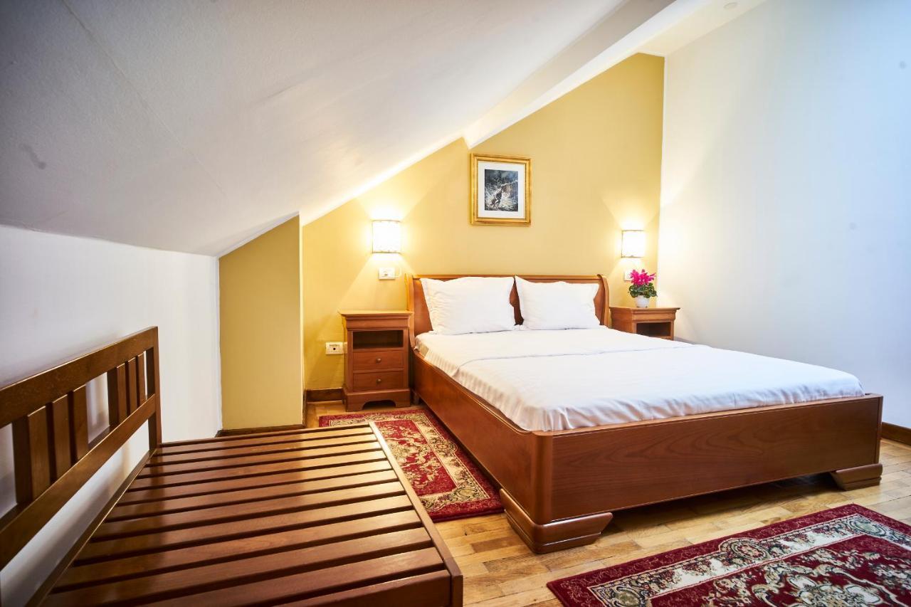 Cozy Attic Room VI Bukarest Exteriör bild