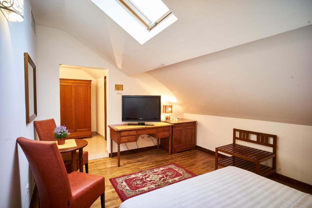Cozy Attic Room VI Bukarest Exteriör bild
